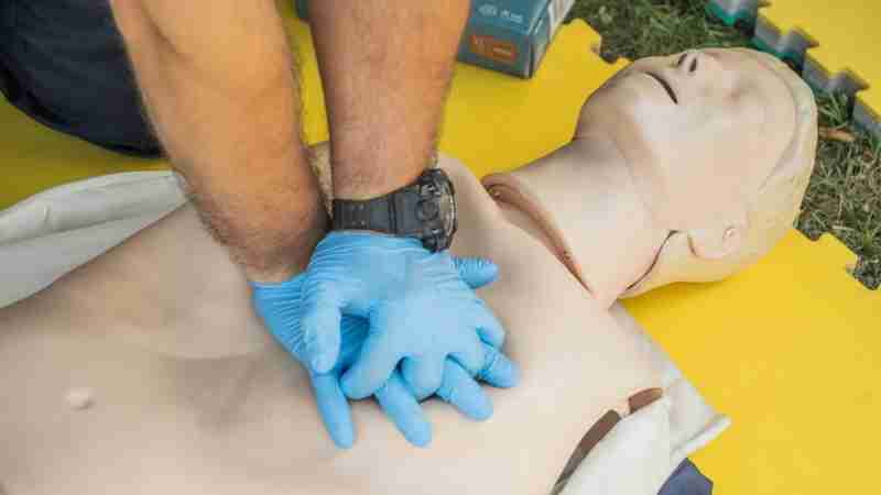 Close-up of hands performing CPR on a manikin for first aid training., tags: online reanimatietraining - pexel