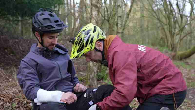 Mountain biking, like all extreme sports, isn’t without any risk! Accidents and crashes happen to even the most experienced of riders. We teamed up with professional MTB Medic Nick Browne from Dyfi Bike Park to show you some crucial first aid that can be used out on the trails when the unexpected happens. This video could be a lifesaver, so don't go anywhere!

⏰ Timestamps ⏰
0:00 - Intro
0:55 - Protection & Gear
1:24 - GPS App
1:55 - Medic Chat
2:40 - What You Need
4:34 - Fracture
5:05 - Heavy Bleed
6:32 - Suspected Spinal Injury
7:25 - Outro

Useful Links:
Watch Shorts on GMBN 👉 https://gmbn.eu/GMBNshorts
SPRING BUNDLES - 20% OFF 👉 https://gmbn.eu/SpringBundleSale
Ride with us at the Global Bike Festival 👉 https://gmbn.eu/GBF2023
Submit your Photo and Video to us 👉 https://upload.gmbn.com/
Sign-up to our newsletter 👉 https://gmbn.eu/newsletter

When have your essential first aid skills come in handy out on the trails? Engage with the community and let us know down below! 

Watch , tags: eerste en - youtube